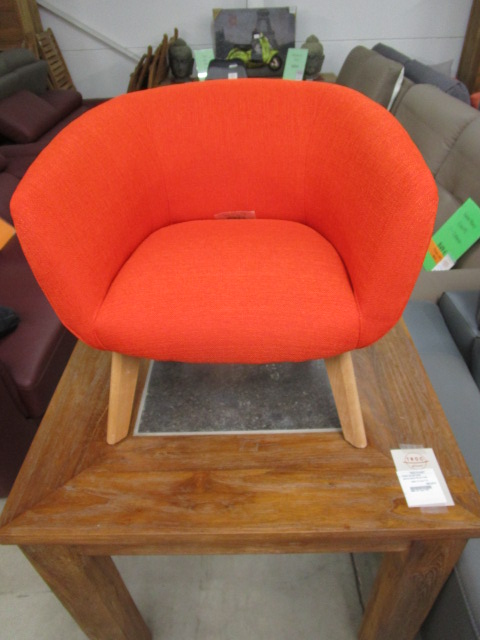 <p>Fauteuil PM Boss orange<br />171976<br />99,99 € T.T.C<br /><a href="/Article/3143?type=neuf" style="color:white;" target="_blank">Lien vers l&#39;article</a></p>